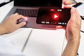 mann-hand-holdingsmart-telefon-mit-live-streaming-mit-modernen-laptop-computer-internet-social.jpg?b=1&s=170x170&k=20&c=U6VGfmGKlrJVEUxnGOdeuiwHdVz_2B0eDCAjxgbVNP0=