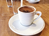 closeup-tasse-kaffee-und-wasser-am-tisch.jpg?b=1&s=170x170&k=20&c=jXIjhdv4zctMyfnLo47N1GIGww9uMJfJ8M0uZiJf5hc=