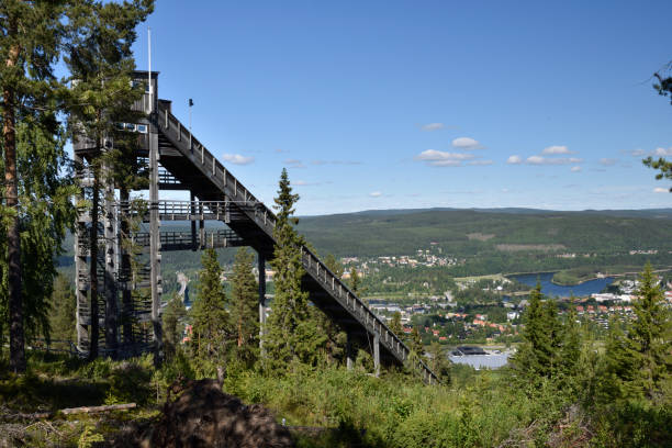 vue de l’installation de saut à ski sur la ville « sollefteå » dans le nord de la suède - ski jumping hill photos et images de collection