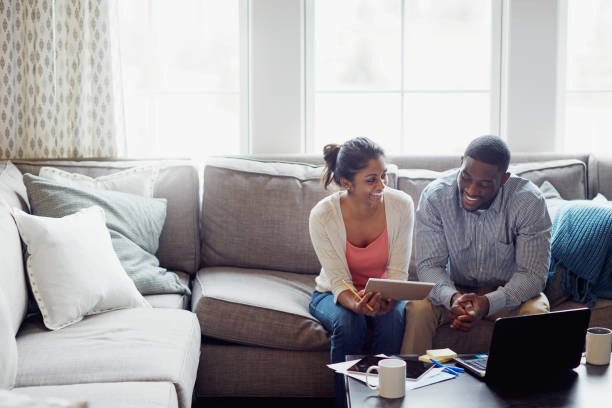 это счастливый момент, когд�а баланс домашних книг - home finances couple computer african ethnicity стоковые фото и изображения