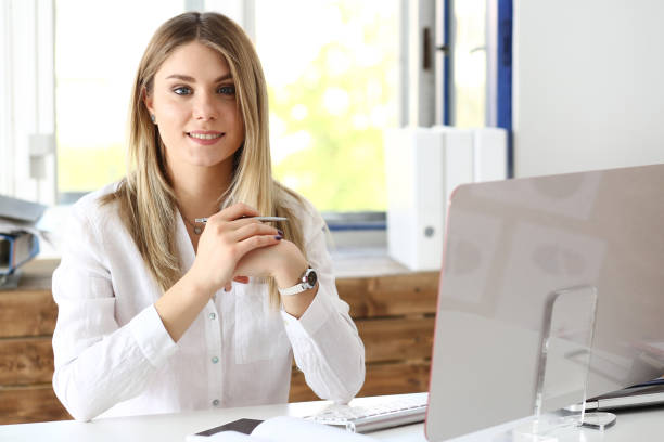 hermoso retrato de empresaria sonriente en el lugar de trabajo - medical assistant fotografías e imágenes de stock