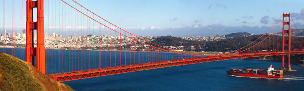 골든 게이트 브리지와 컨테이너 선박 - panoramic san francisco bay area golden gate bridge san francisco bay 뉴스 사진 이미지