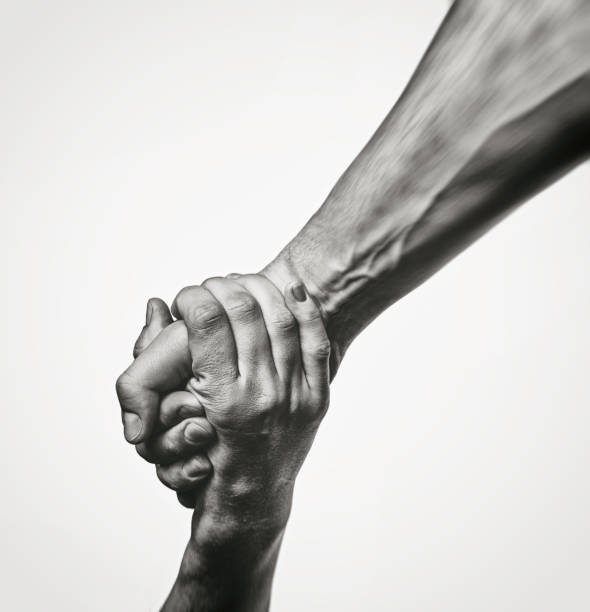 concept du salut - trust assistance human hand partnership photos et images de collection