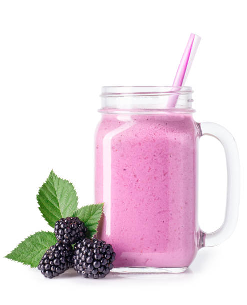 smoothie de blackberry dans le bocal à conserves - milk shake smoothie blackberry isolated photos et images de collection