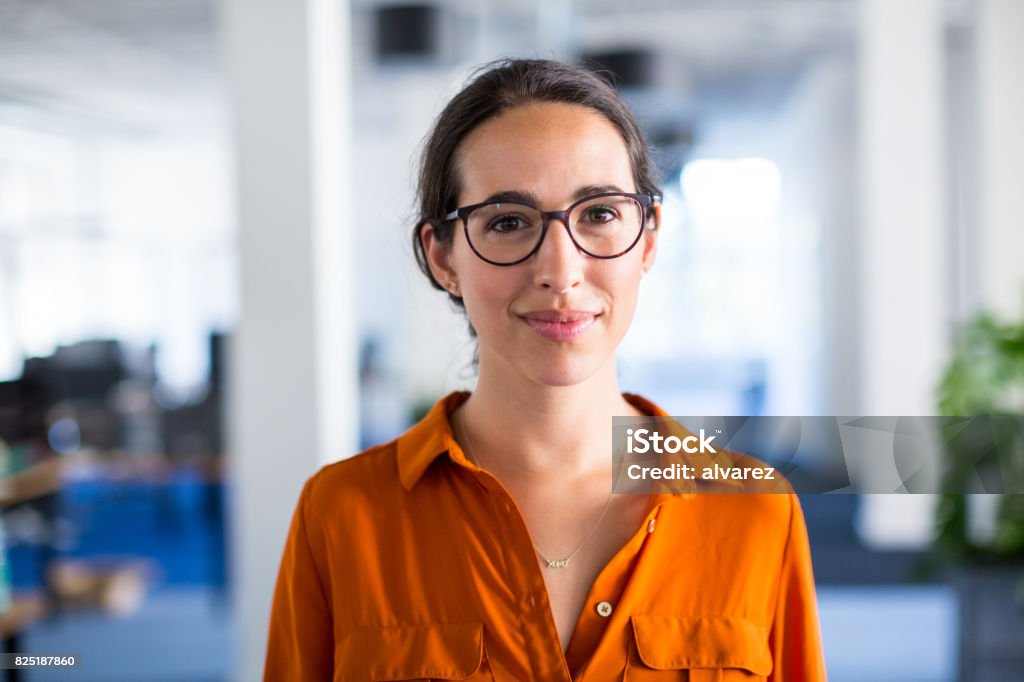 Junge Geschäftsfrau mit Brille im Büro - Lizenzfrei Porträt Stock-Foto