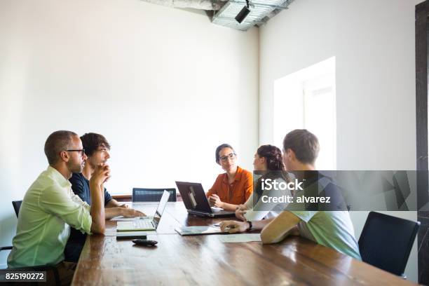 Startbusinessteam Mit Besprechung Im Konferenzraum Stockfoto und mehr Bilder von Programmierer