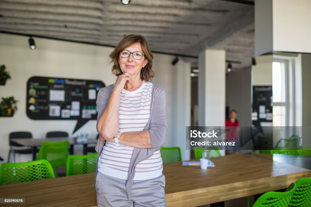Zuversichtlich, Reife Geschäftsfrau, stehend im Büro - Lizenzfrei Porträt Stock-Foto
