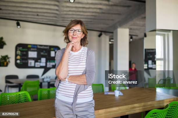 Zuversichtlich Reife Geschäftsfrau Stehend Im Büro Stockfoto und mehr Bilder von Porträt