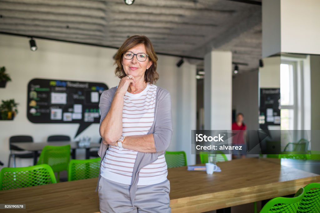 站在辦公室的自信成熟女商人 - 免版稅僅一名女人圖庫照片 站在辦公室的自信成熟女商人 - 免版稅僅一名女人圖庫照片