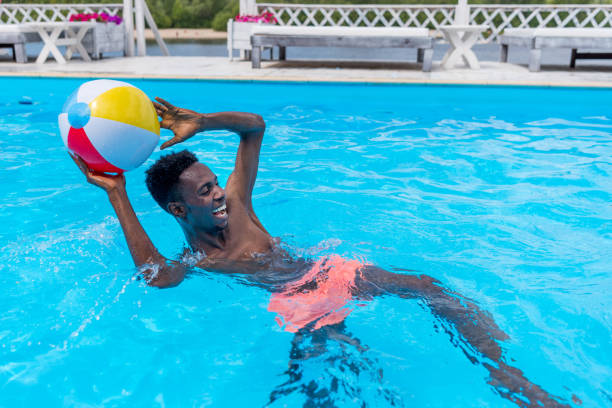 행복 한 아프리카계 미국인 젊은이 수영장에서 놀고 - group b 뉴스 사진 이미지