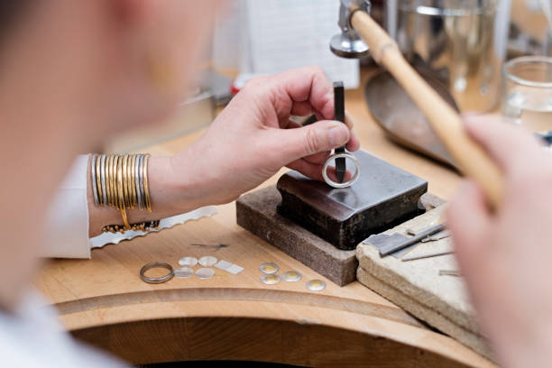 orafo al lavoro. - jewelry craftsperson craft jeweller foto e immagini stock