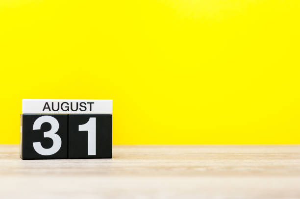 31 de agosto. imagem de 31 de agosto, calendário em fundo amarelo com espaço vazio para o texto. fim do horário de verão. volta às aulas - calendar september education month - fotografias e filmes do acervo