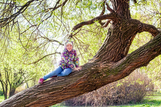istock Girl is playing in the Park on the tree 825211246