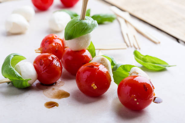 pinchos de caprese a la parrilla sobre fondo gris claro - salad mozzarella food balsamic vinegar fotografías e imágenes de stock