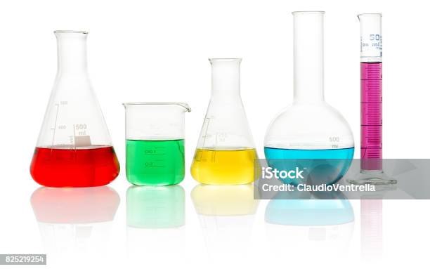 Cristalería De Laboratorio Con Líquido Colorido Foto de stock y más banco de imágenes de Vaso de laboratorio - Vaso de laboratorio, Laboratorio, Probeta