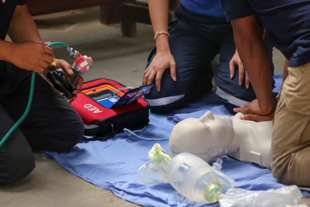 rettungs- und cpr-training, erste hilfe und leben zu schützen - chest compressions stock-fotos und bilder