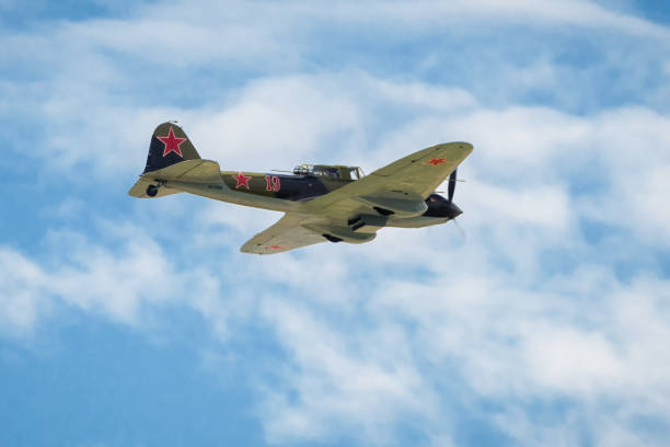 avião militar soviético velho il-2 - zhukovsky - fotografias e filmes do acervo