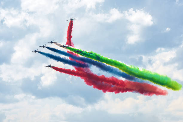 equipe de exibição acrobático de emirados árabes unidos no maks-2017 - zhukovsky - fotografias e filmes do acervo