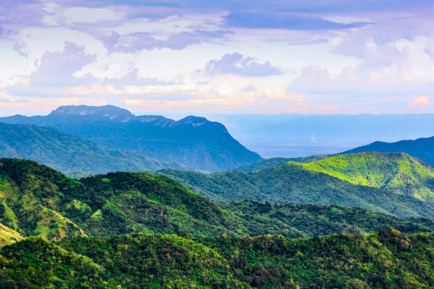 beautful green field mountain and blue sky w: khao kor, thailand - rano kao zdjęcia i obrazy z banku zdjęć