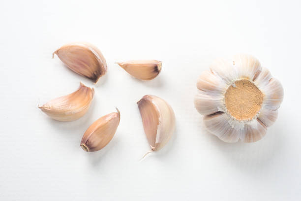 孤立したニンニクのクローブ、白い背景の調味料 - garlic clove isolated white ストックフォトと画像