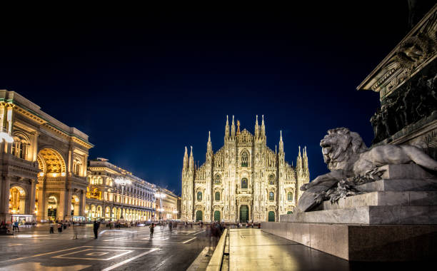 catedral de milão, piazza del duomo, à noite, lombardia, itália - milan italy cathedral duomo of milan night - fotografias e filmes do acervo