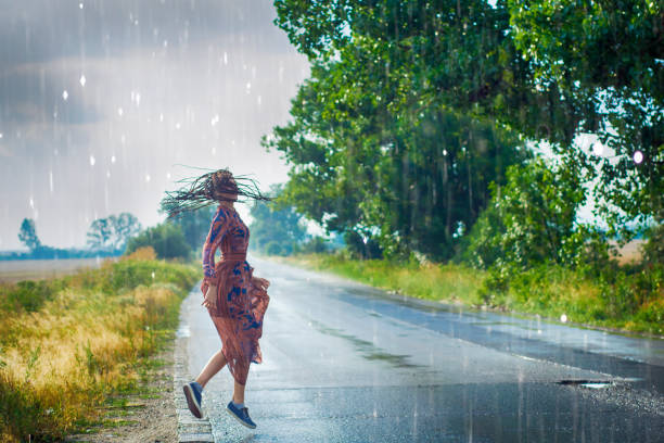 mulher dançando na chuva - vitality innocence clothing human age - fotografias e filmes do acervo