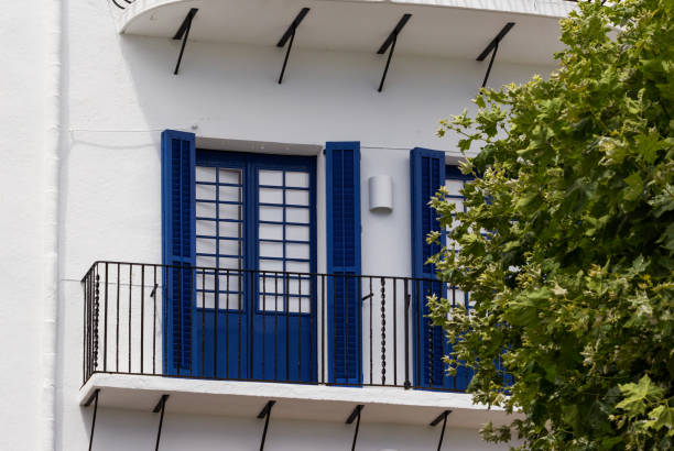 カダケスの青いシャッター - spain gerona architecture building exterior ストックフォトと画像