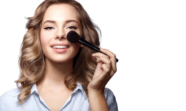close-up de uma mulher com uma escova para o pó de maquiagem - make up foundation cosmetics face powder - fotografias e filmes do acervo