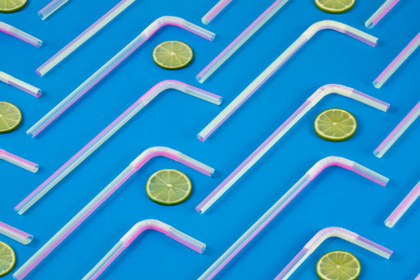 drinking straws with lemon slices - drinking straw plastic design in a row imagens e fotografias de stock