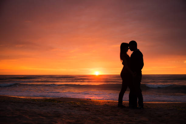 istock Lovers at sunset, beautiful sea scenery 825352508