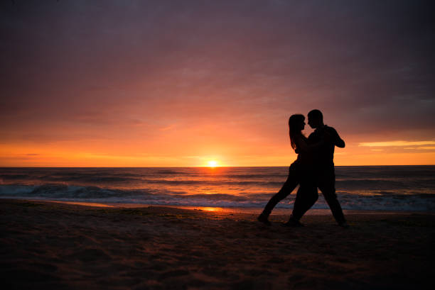 istock Lovers at sunset, beautiful sea scenery 825352518