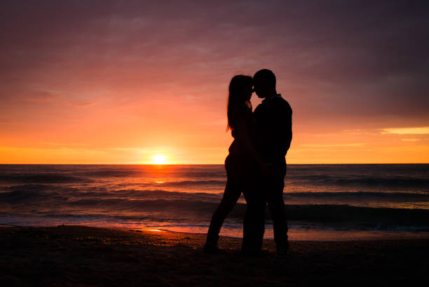 istock Lovers at sunset, beautiful sea scenery 825352534