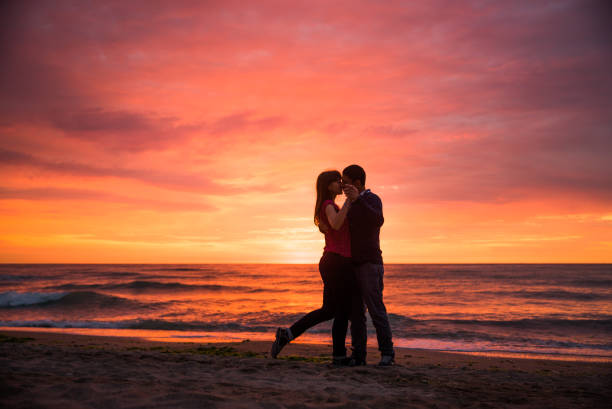 istock Lovers at sunset, beautiful sea scenery 825352560