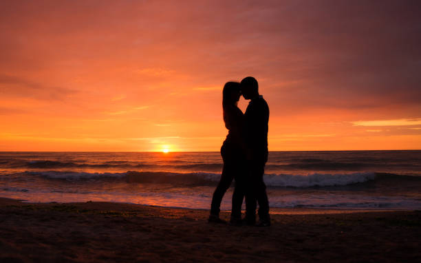 istock Lovers at sunset, beautiful sea scenery 825352564