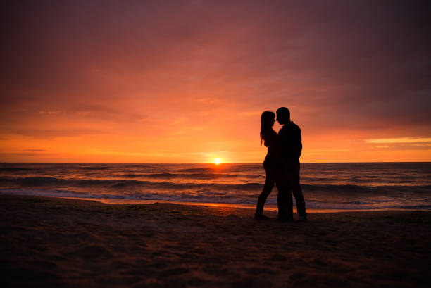 istock Lovers at sunset, beautiful sea scenery 825352570