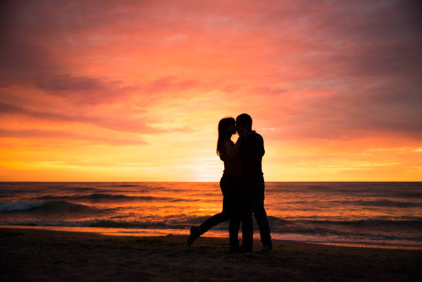 istock Lovers at sunset, beautiful sea scenery 825352576