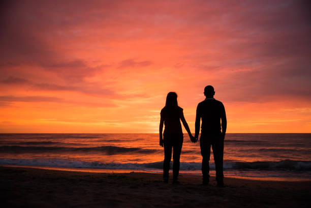 istock Lovers at sunset, beautiful sea scenery 825352598