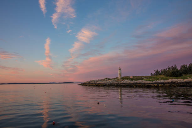 coucher de soleil sur le phare de l’île franklin, dans le maine - pemaquid maine photos et images de collection