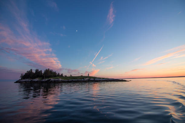 sonnenuntergang am franklin-insel-leuchtturm, ostansicht - port clyde stock-fotos und bilder