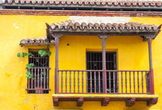balcon jaune du vieux bâtiment colonial à carthagène - food caribbean street cartagena photos et images de collection