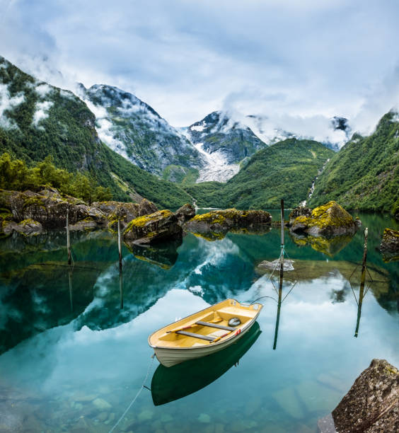 barco de pesca en el lago de montaña noruega - sogn og fjordane county fotografías e imágenes de stock