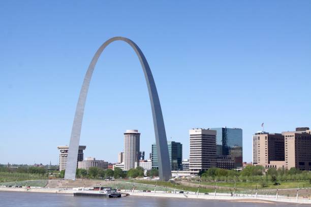 istock Gateway Arch in Saint Louis Missouri 825363626
