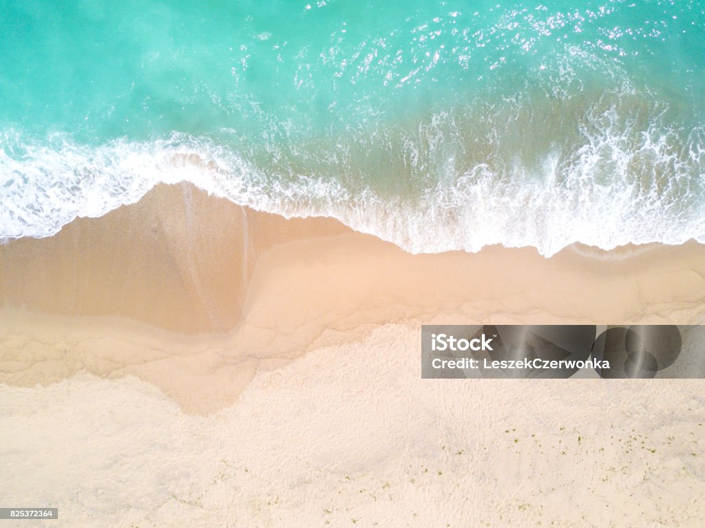 Vista aérea de playa de arena y mar con olas - Foto de stock de Playa libre de derechos