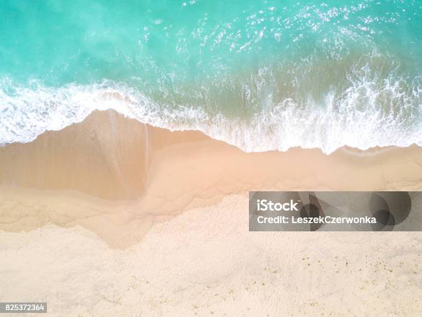 波と砂のビーチと海の空中ビュー - 浜辺のストックフォトや画像を多数ご用意 - 浜辺, 空撮, 俯瞰