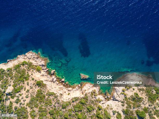 Vista Aérea De Acantilados Mediterráneos Foto de stock y más banco de imágenes de Croacia - Croacia, Playa, Roca