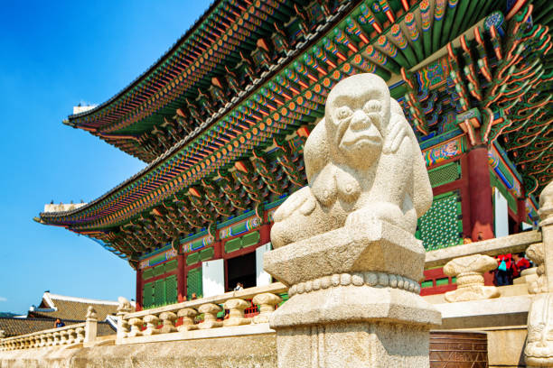 statue avec salle de sajeongjeon au palais gyeongbokgung séoul corée du sud - gyeongbokgung palace stone palace monument photos et images de collection