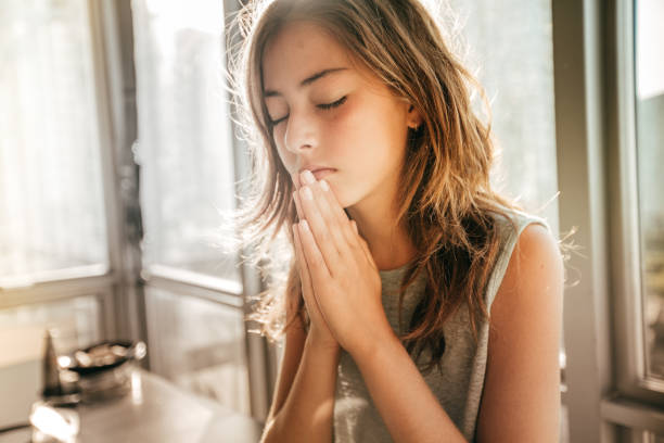 hope and peace - praying girl imagens e fotografias de stock