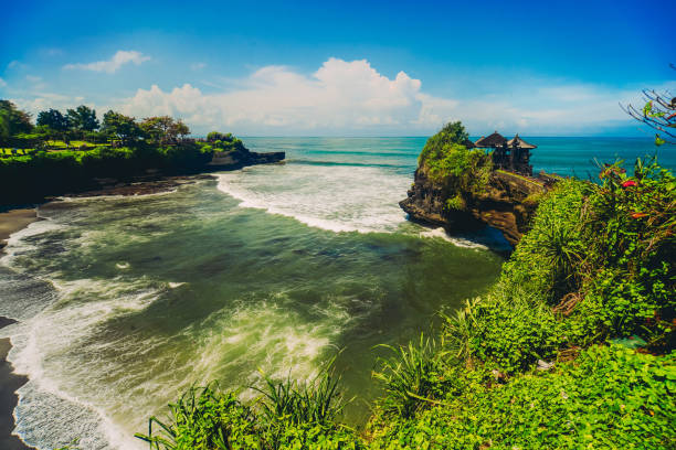 szeroki widok agnle na świątynię tanah lot, bali island, indonezja - travel destinations bali tanah lot temple zdjęcia i obrazy z banku zdjęć