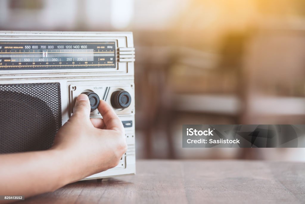 Frau Hand anpassen der Lautstärke auf Retro-Radio Kassette Stereoanlage - Lizenzfrei Radiogerät Stock-Foto