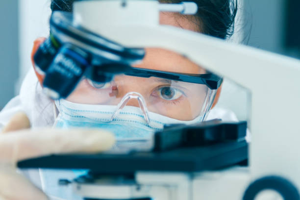 (SCIENCE) Scientist is certain activities on experimental science like mixing chemicals, microscope, entry data to develop science medicine or food for everyone on the world, science background. (ciencia) científico es ciertas actividades en la ciencia experimental como la mezcla de productos químicos, microscopio, datos de entrada para desarrollar la medicina de la ciencia o alimentos para todos en el mundo, fondo de la ciencia.